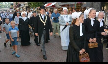 Burgemeester loopt verkleed mee bij de Oud Veluwse Markt | Barneveld